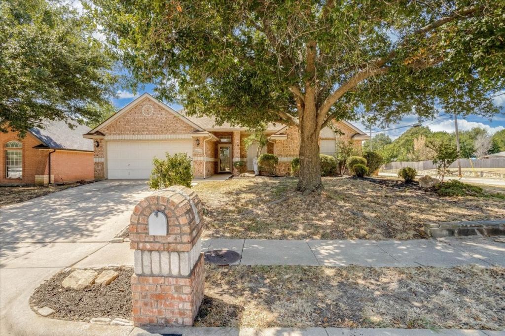 1025 Jessica Drive, Burleson, TX 76028 — photo 1