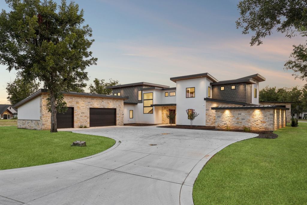 9003 King Air Drive, Granbury, TX 76049 — photo 1