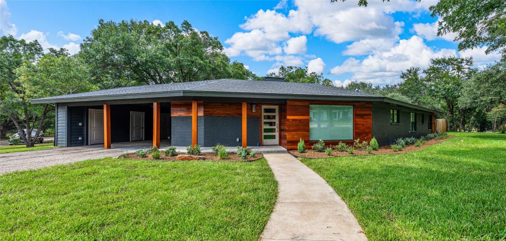 5205 Lockwood Drive, Waco, TX 76710 — photo 1