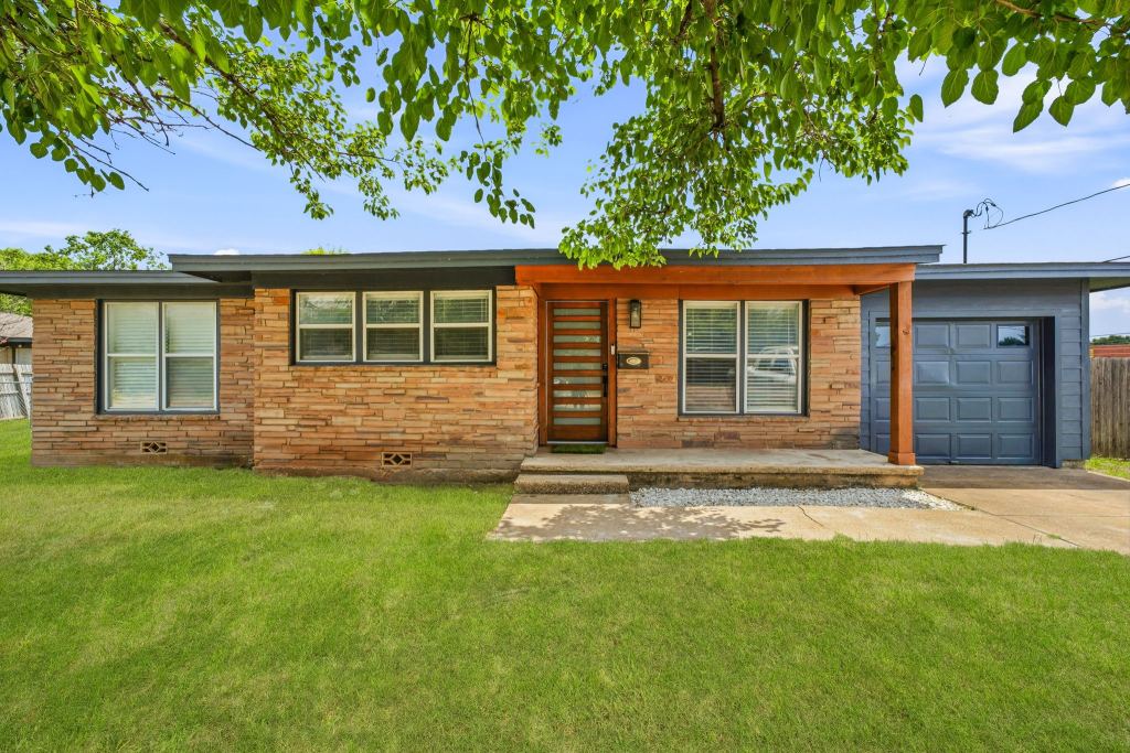 613 Crestview Drive, Granbury, TX 76048 — photo 1