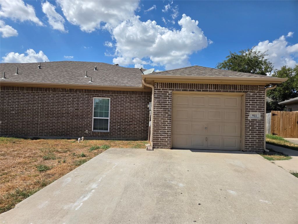 911 Lake Drive, Grand Prairie, TX 75051 — photo 1