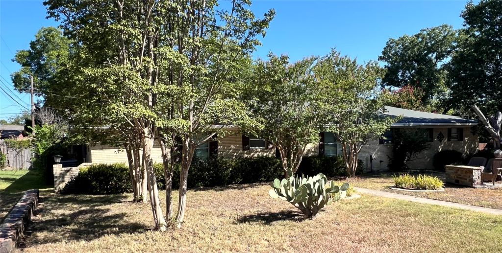 1206 Crestwood Drive, Cleburne, TX 76033 — photo 1