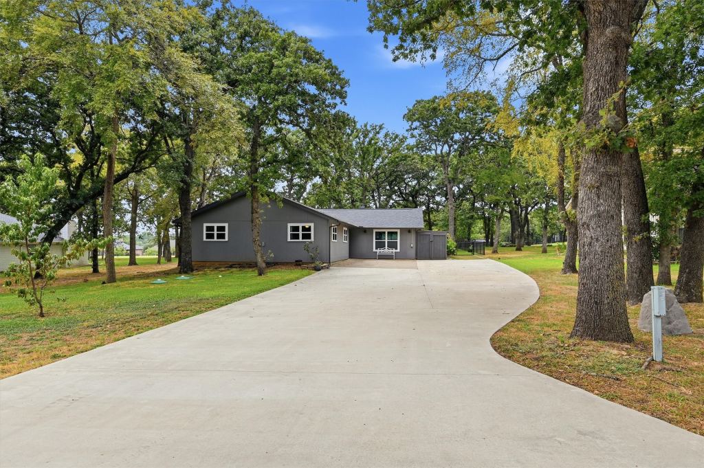 237 Cayuga Trail, Lake Kiowa, TX 76240 — photo 1
