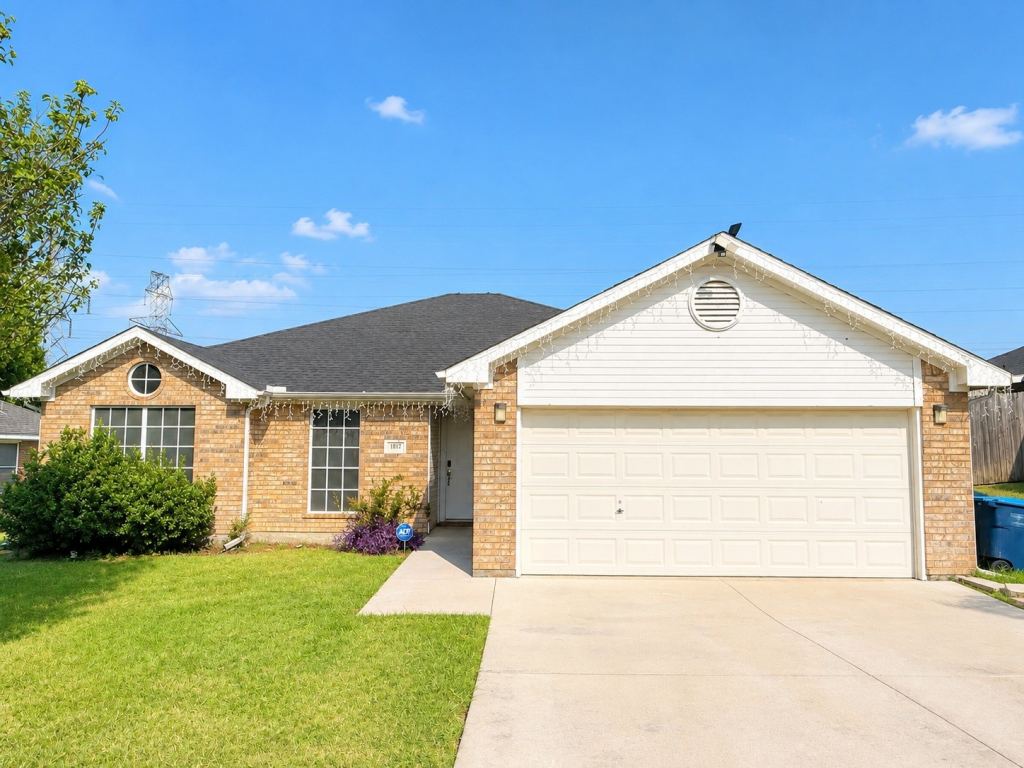 1817 Canterbury Circle, Fort Worth, TX 76112 — photo 1