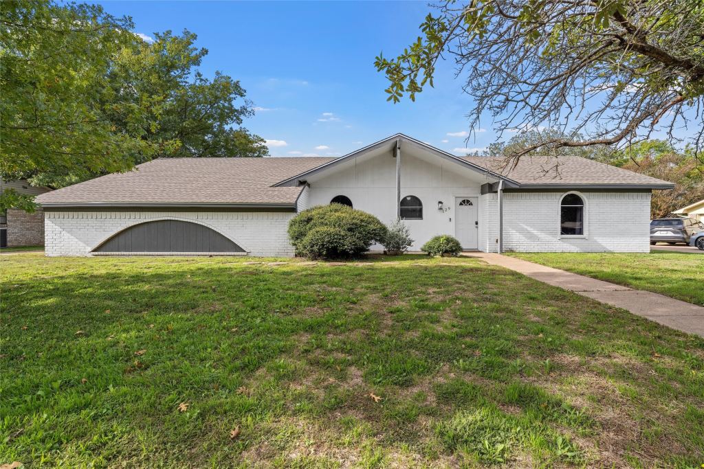 129 Texas Avenue, Hewitt, TX 76643 — photo 1