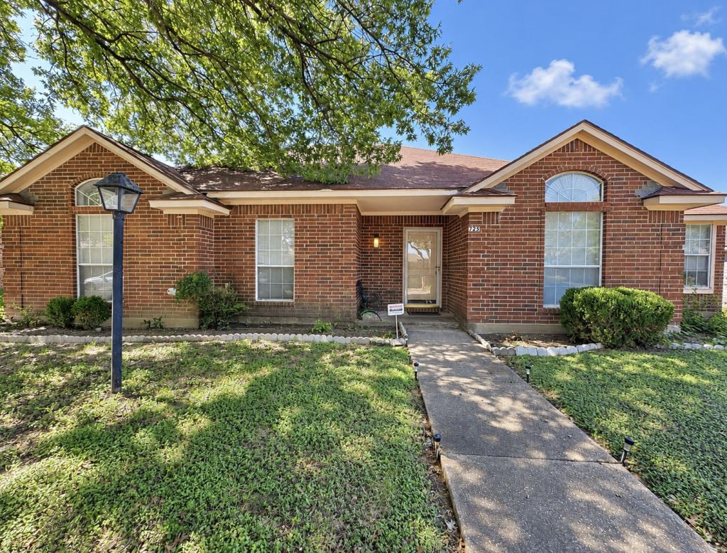 725 Andalusia Trail, DeSoto, TX 75115 — photo 1