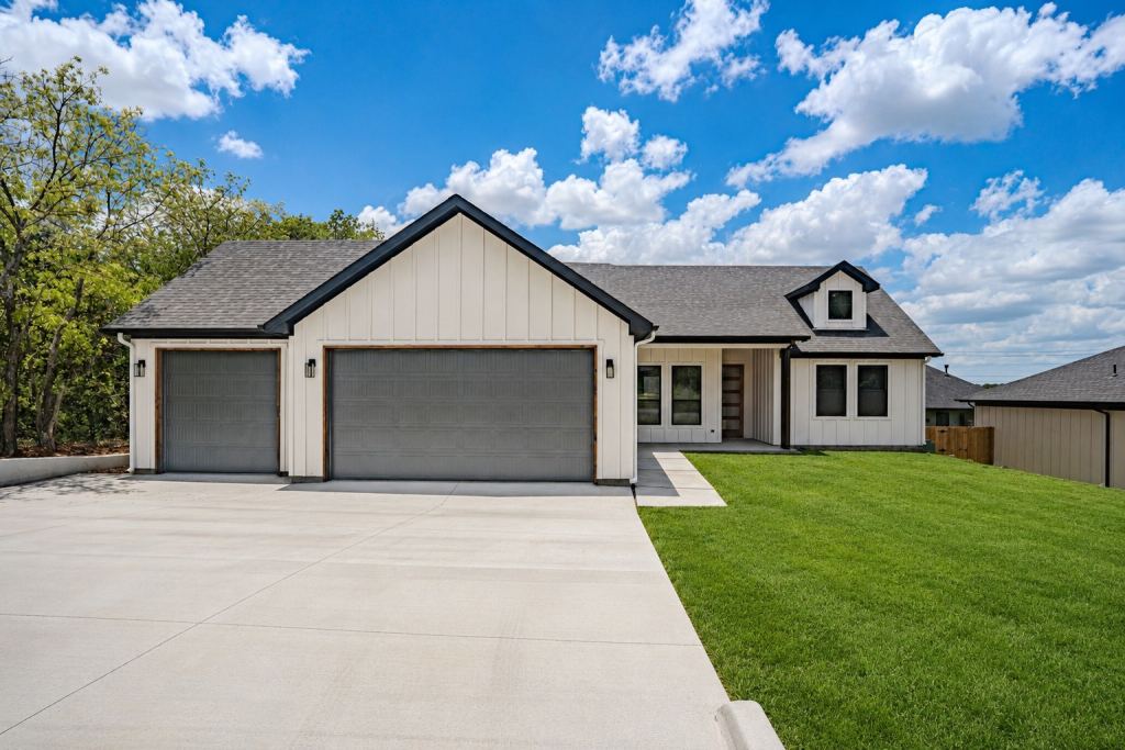 5712 Stonegate Circle, Granbury, TX 76048 — photo 1