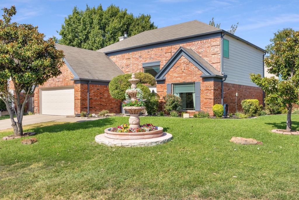 4900 Hibiscus Drive, Arlington, TX 76018 — photo 1