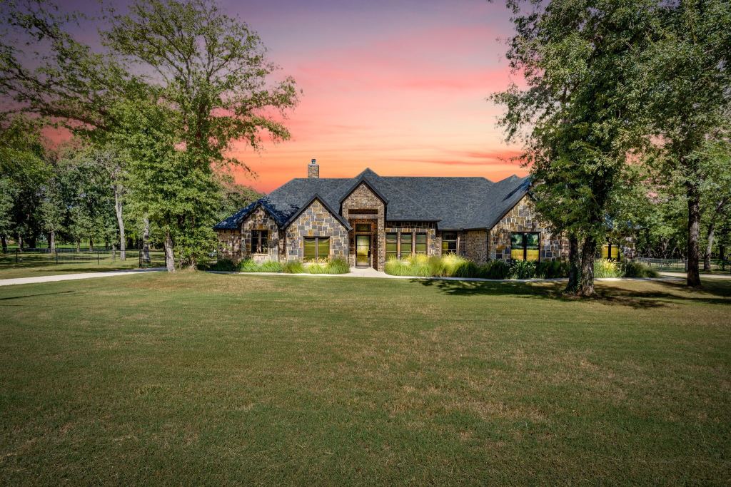 3131 Trailwood Drive E, Burleson, TX 76028 — photo 1
