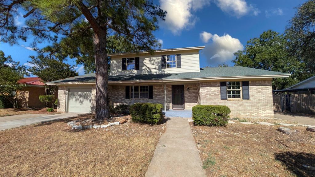 1105 S Ridgeway Drive, Cleburne, TX 76033 — photo 1