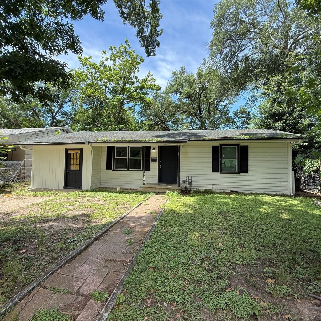 1306 Liveoak Avenue, Corsicana, TX 75110 — photo 1