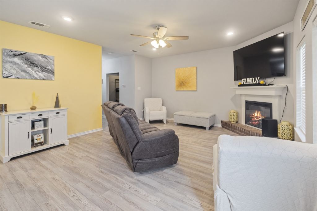 591 E Eubank Street, Mabank, TX 75147 — photo 1