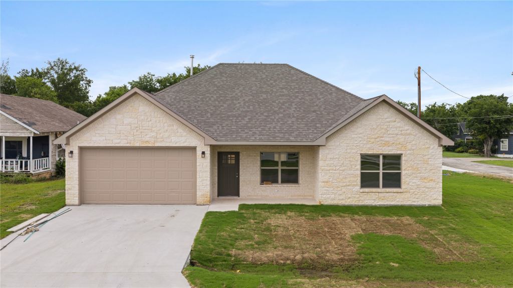 209 W Bonham Street, Tom Bean, TX 75489 — photo 1