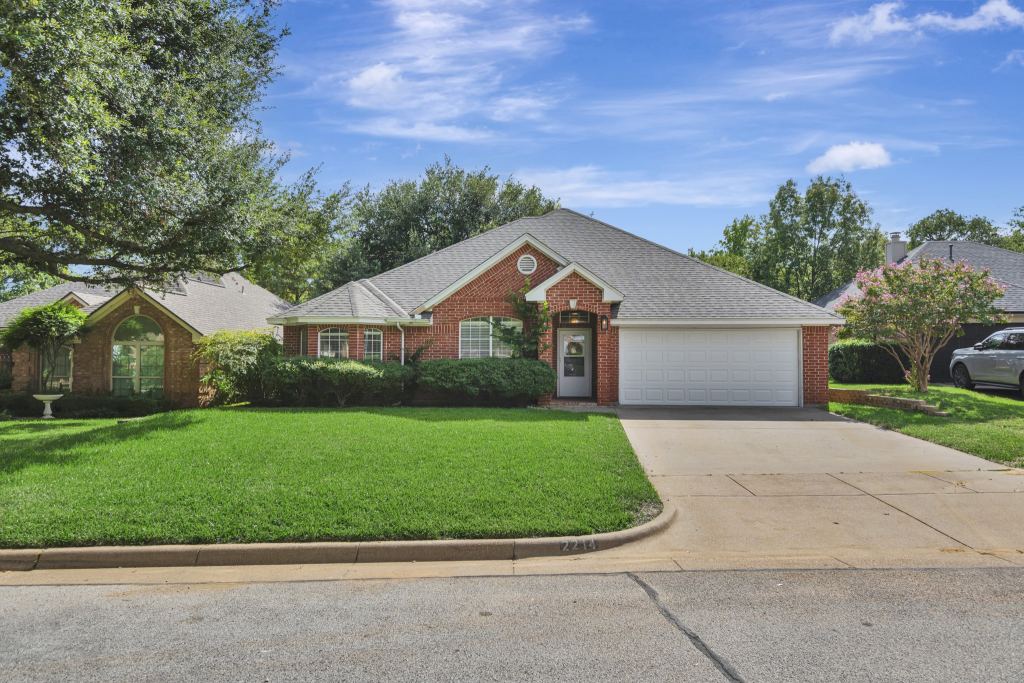 2214 New Mill Lane, Arlington, TX 76012 — photo 1
