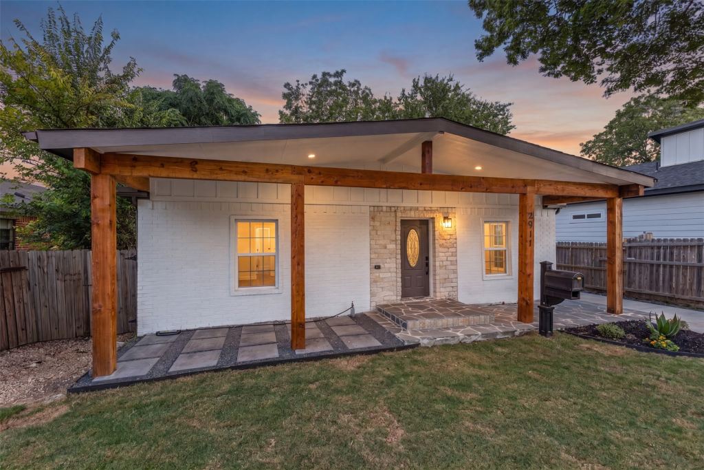 2911 S Denley