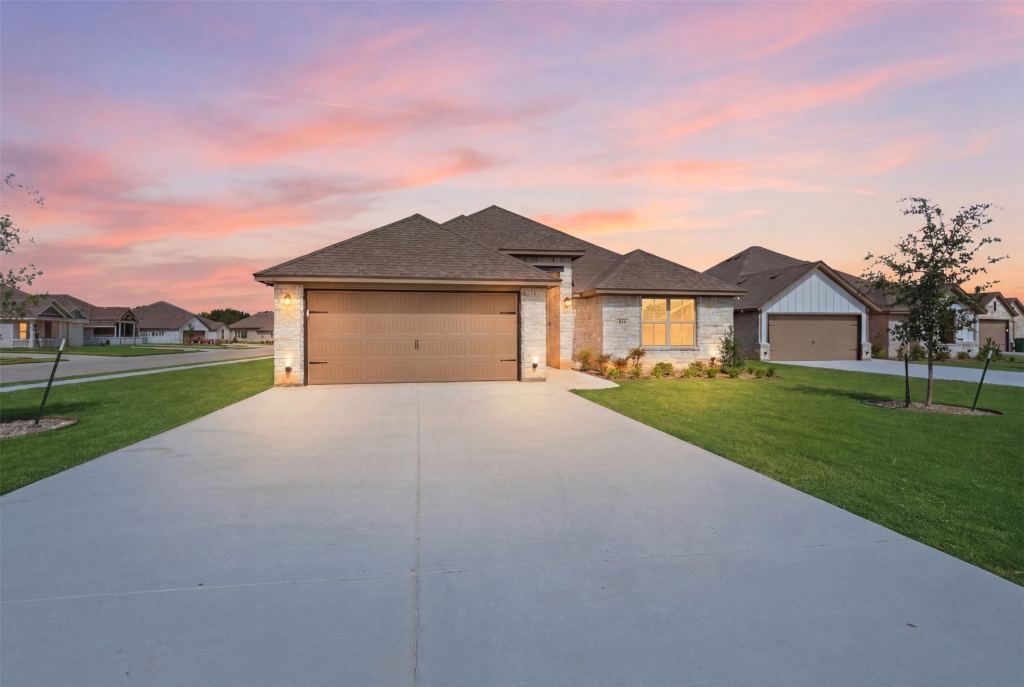 816 Haley Street, Springtown, TX 76082 — photo 1