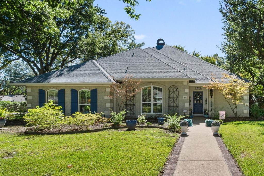1601 Bridle Path