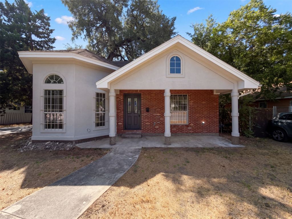 1322 E Waco Avenue