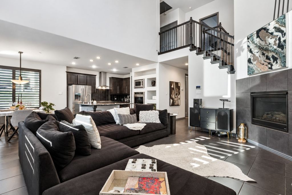 6112 Black Swan Circle