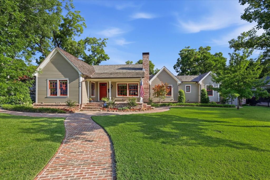 426 E Texas Street, Grapevine, TX 76051 — photo 1