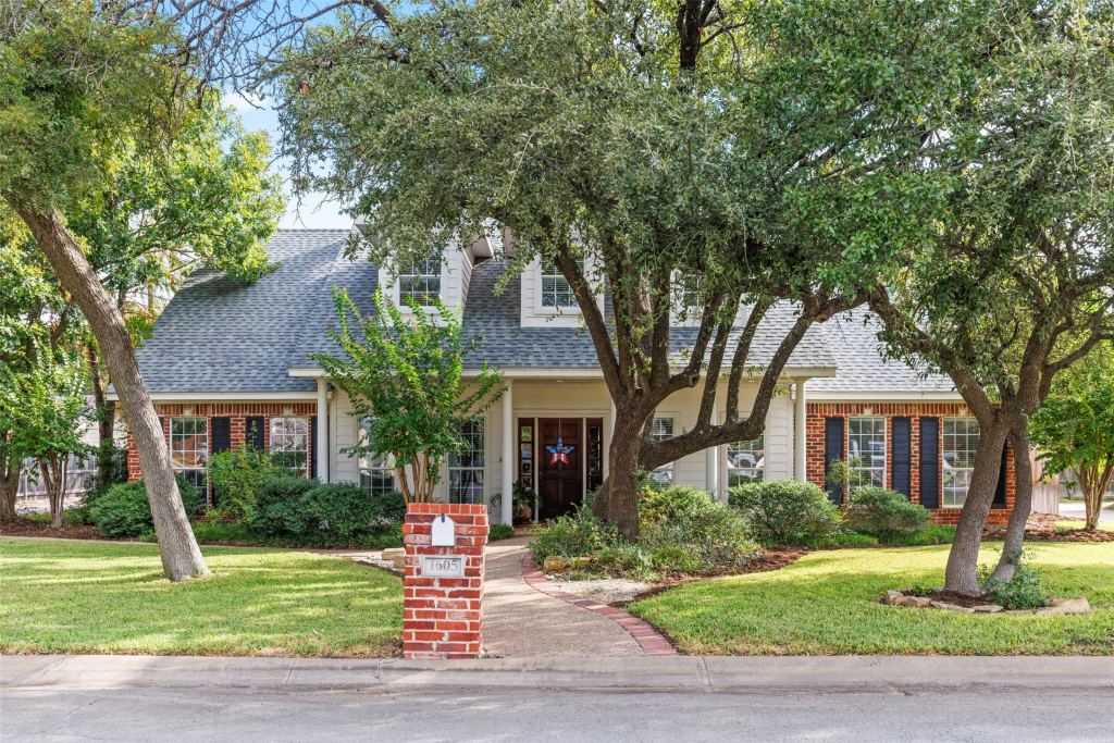 1605 Oak Hollow Drive, Woodway, TX 76712 — photo 1