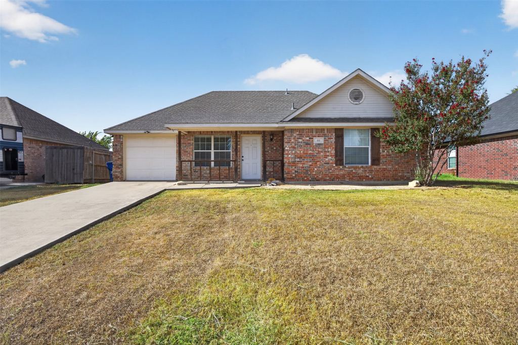 611 Oliver Lane, Waxahachie, TX 75165 — photo 1