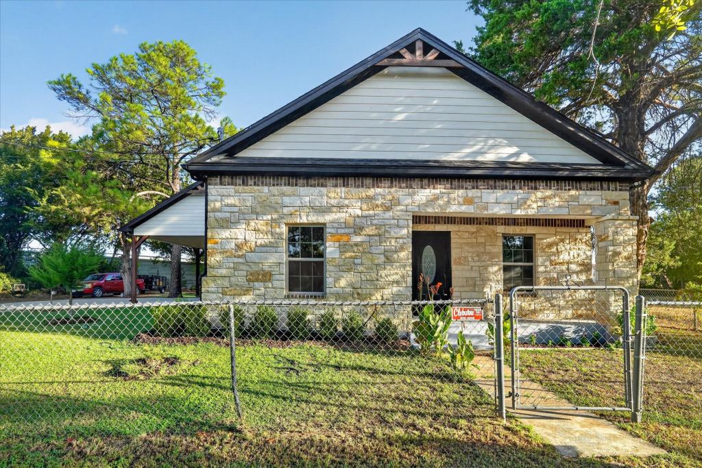 617 E Chambers Street, Cleburne, TX 76031 — photo 1