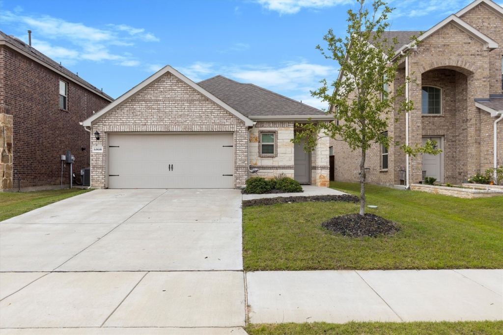 3916 Oak Creek Circle, Denison, TX 75020 — photo 1