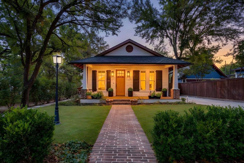 119 W Bluff Street, Granbury, TX 76048 — photo 1