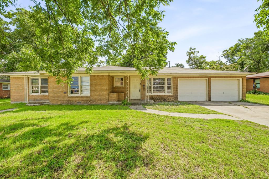 594 N Harbin Drive, Stephenville, TX 76401 — photo 1
