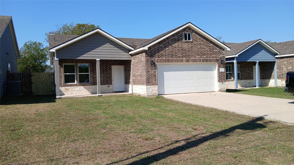 1704 E 10TH Avenue, Corsicana, TX 75110 — photo 1