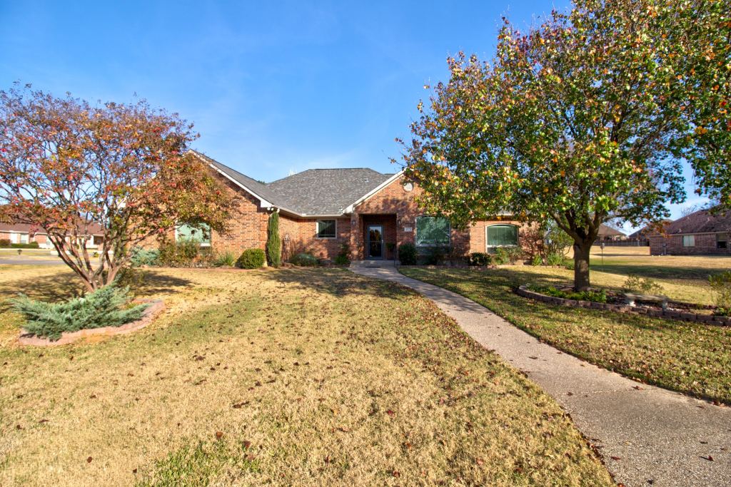 1321 Kiowa Drive E, Lake Kiowa, TX 76240 — photo 1
