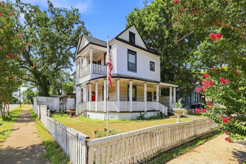 600 W Munson Street, Denison, TX 75020 — photo 1