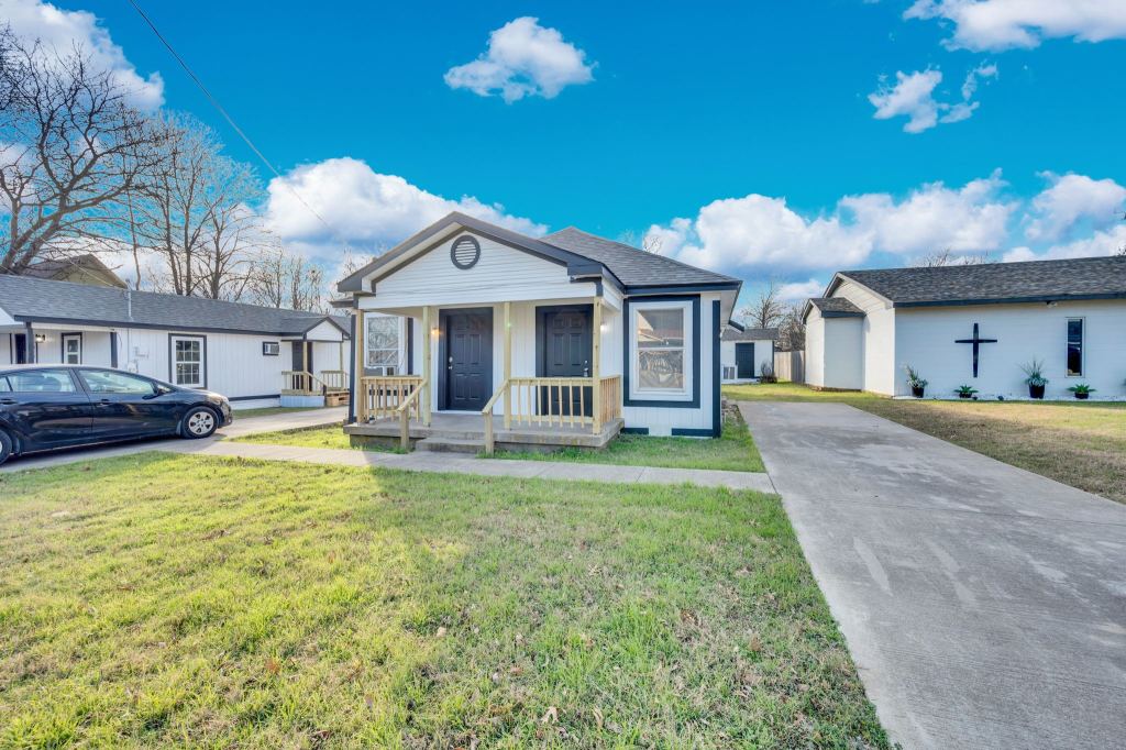 412 E Avenue F, Midlothian, TX 76065 — photo 1