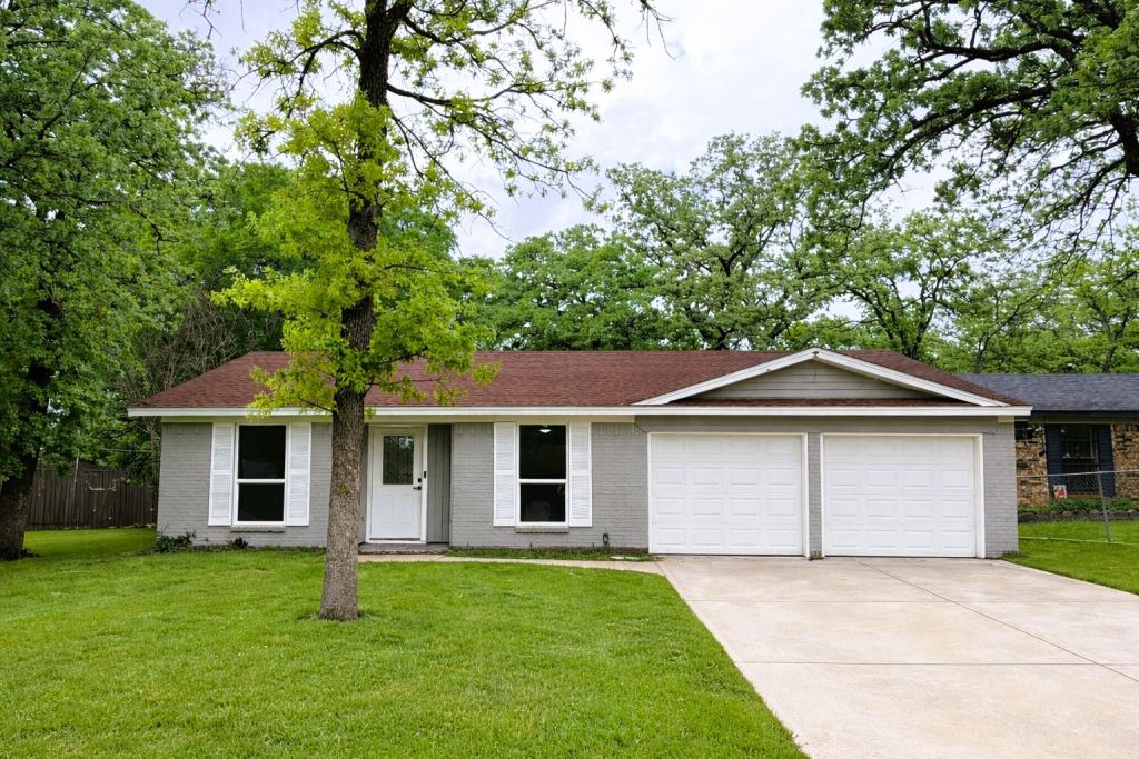 2933 Hunting Drive, Fort Worth, TX 76119 — photo 1