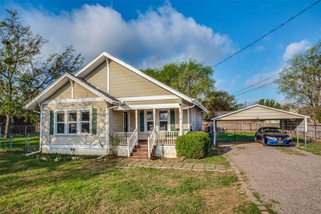 537 N 1st Street, Krum, TX 76249 — photo 1