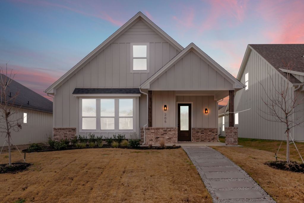205 W 7th Street, Justin, TX 76247 — photo 1