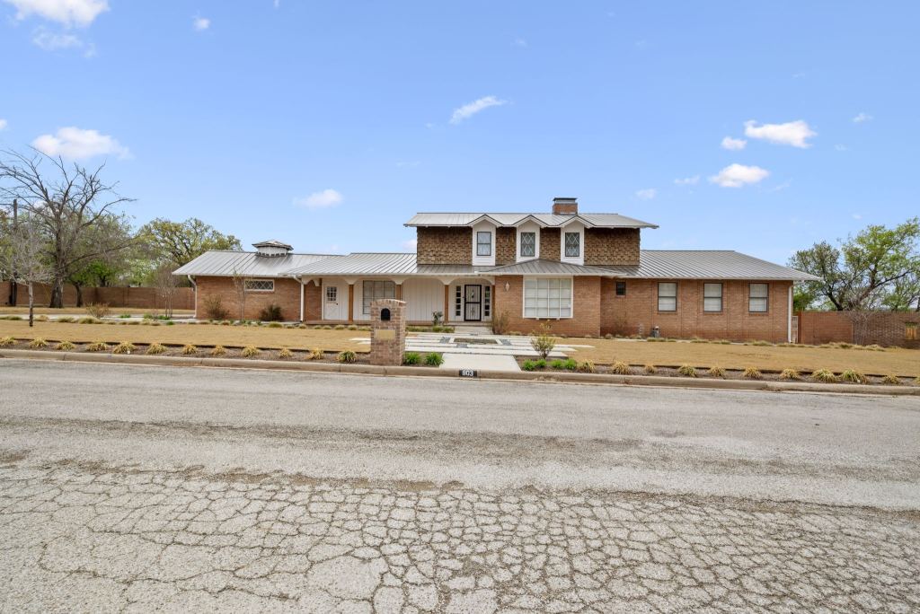 803 Lakeview Drive, Mineral Wells, TX 76067 — photo 1