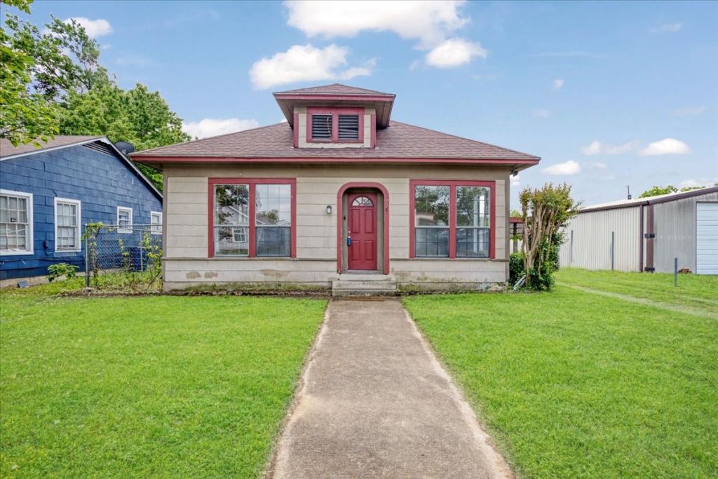 726 W Texas, Denison, TX 75020 — photo 1