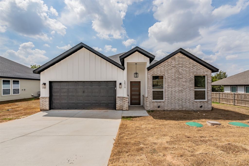 5824 Stonegate Circle, Granbury, TX 76048 — photo 1