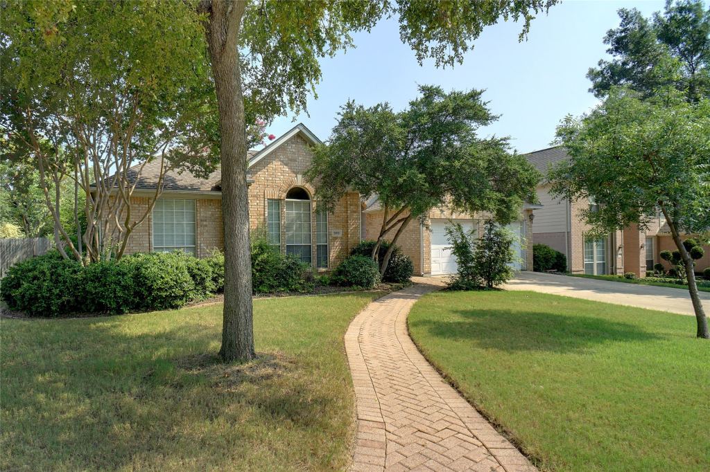 2802 Southwood Court, Grapevine, TX 76051 — photo 1