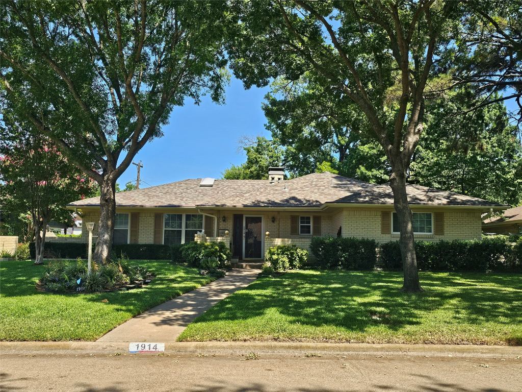 1914 Surrey Circle, Grand Prairie, TX 75050 — photo 1