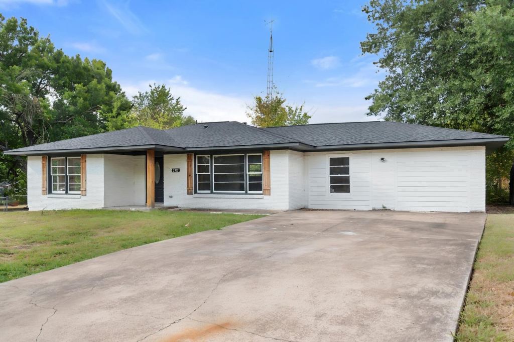 2922 College Circle, Corsicana, TX 75110 — photo 1