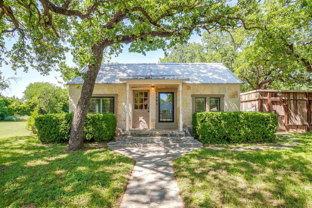 606 E Moore Street, Granbury, TX 76048 — photo 1