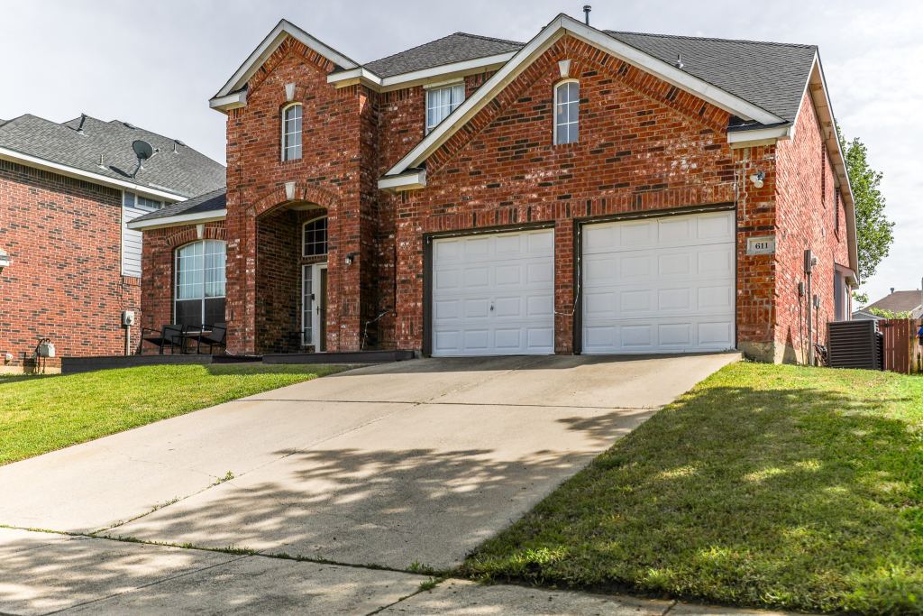 611 Laura Lane, Grand Prairie, TX 75052 — photo 1
