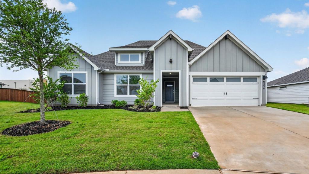 4225 CORNERSTONE Circle, Granbury, TX 76048 — photo 1