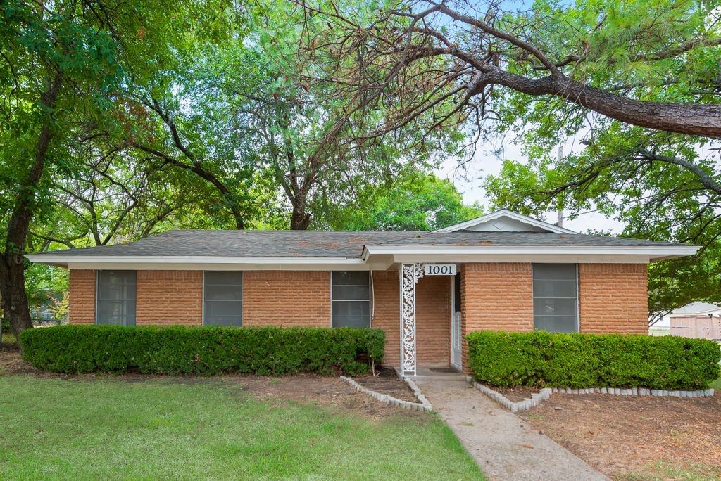 1001 S Carlton Street, Ennis, TX 75119 — photo 1