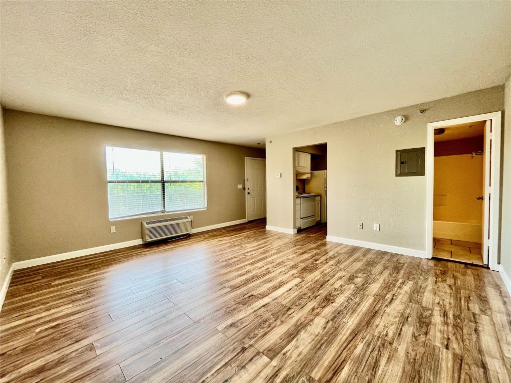 701 W Sycamore Street 205, Denton, TX 76201 — photo 1