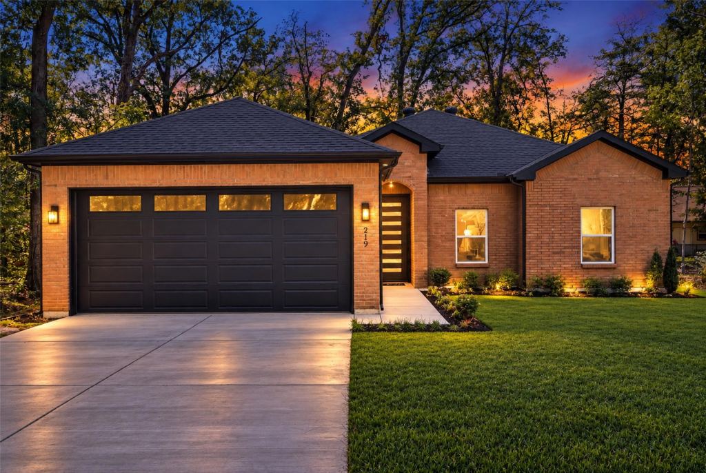 219 W Beachwood Loop