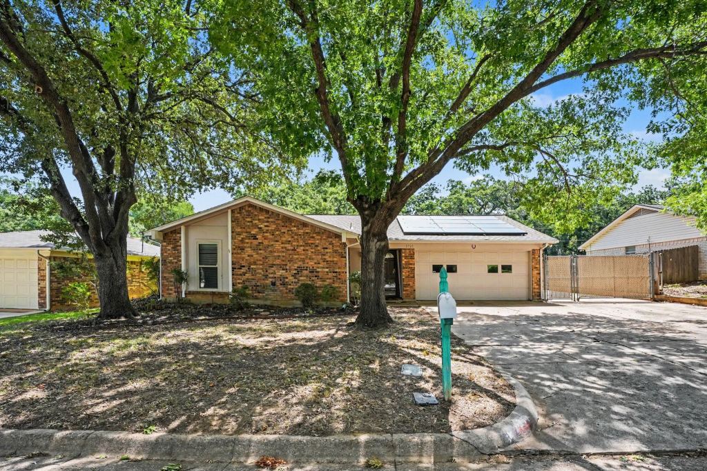 2721 Lucas Drive, Arlington, TX 76015 — photo 1